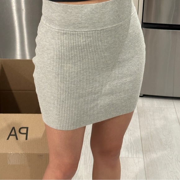Aritzia Wilfred skirt - Picture 1 of 3